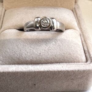 💥HOST PICK💥 💎Elegant 14K White Gold Ring with Clear Diamond and Polished Band 💎